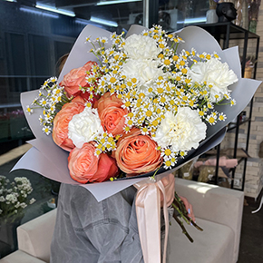 Букет из роз Эквадор с ромашками и диантусами в Москве