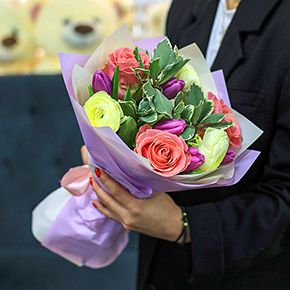 Букет с ранункулюсами, тюльпанами и розами в Москве