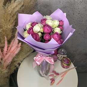 Букет 9 кустовых роз бомбастик (50 см) в Москве