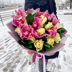 Букет из белых роз с орхидеями (50 см) в Москве