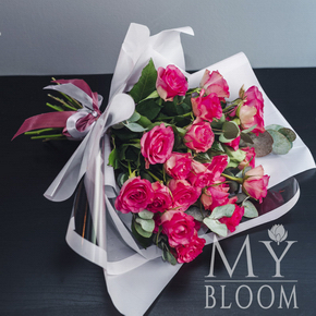 Букет 25 роз с эвкалиптом (40 см) в Москве