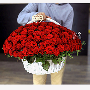 201 красная тепличная роза в корзине (45 см) в Москве