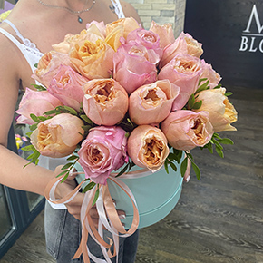 Пионовидные розы Джульетта в шляпной коробке (25 см) в Москве