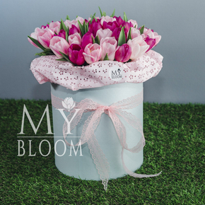 45 тюльпанов в шляпной коробке в Москве