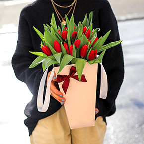 Букет 25 красных тюльпанов в коробке трапеция в Москве