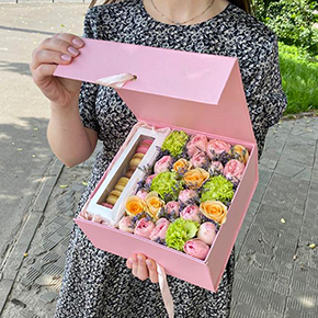 Сладкий сюрприз с пионовидными розами (25 см) в Москве