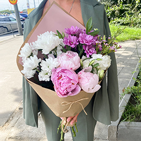 Конверт с пионами, эустомой и хризантемой в Москве