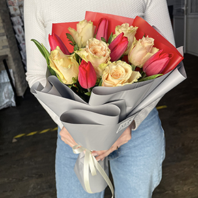 Букет из роз и тюльпанов "С любовью" в Москве