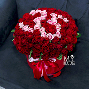 101 роза в коробке с надписью на выбор (30 см) в Москве