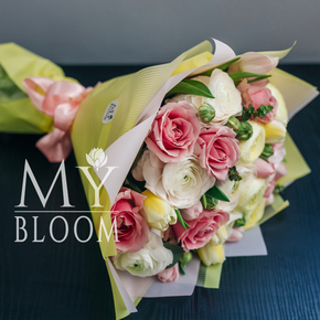 Микс из роз, ранункулюсов и тюльпанов в Москве