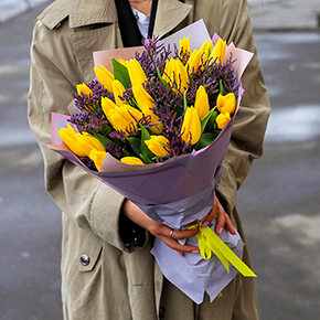 Букет желтых тюльпанов с лимониумом в Москве
