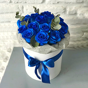 Шляпная коробка с синими розами (25 см) в Москве
