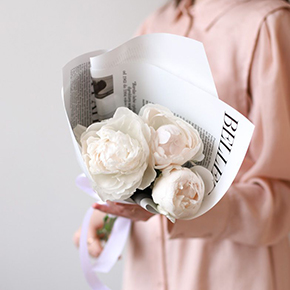 Букет 3 белых пиона Дюшес в Москве