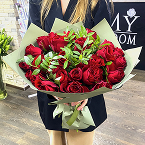 25 красных Кенийских роз с писташью (40 см) в Москве