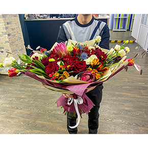 Микс из роз, тюльпанов, хризантем с протеей в Москве