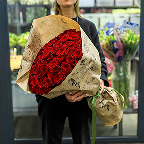 Букет 51 красная роза Ред Наоми (60 см) в Москве