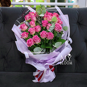 Букет 25 розовых роз с эвкалиптом (50 см) в Москве