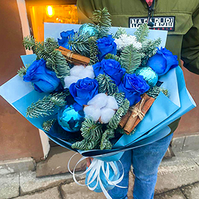 Букет новогодний с синими розами в Москве