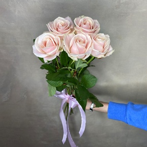 Букетик из 5 розовых роз (50 см) в Москве