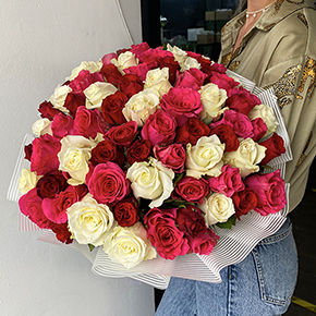 Букет 75 роз сочный микс (40 см) в Москве