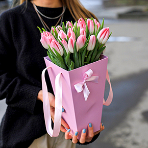Букет 25 розовых тюльпанов в коробке трапеция в Москве