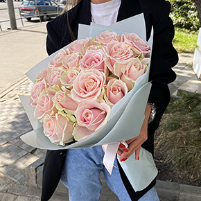 19 нежно розовых роз (50 см) в Москве