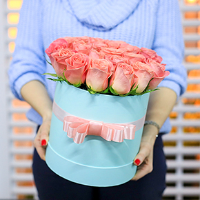 25 розовых роз в шляпной коробке (30 см) в Москве