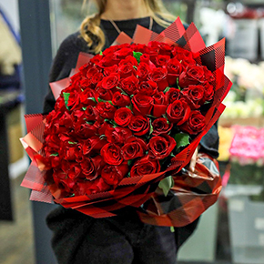 Букет 101 красная Кенийская роза (40 см) в Москве