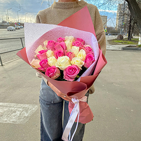 Букет из 25 розовых и белых роз (50 см) в Москве