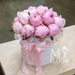 15 розовых пионов в шляпной коробке (30 см) в Москве