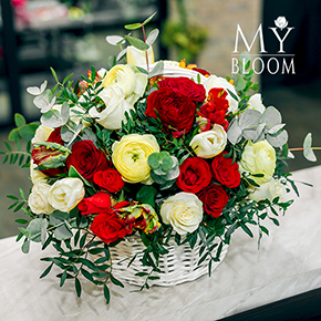 Корзина с розамии, ранункулюсами, тюльпанами и альстромериями в Москве