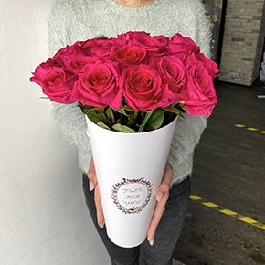 19 малиновых роз в конусе в Москве