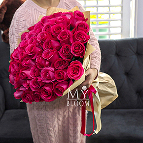 Букет 51 малиновая роза Эквадор (60 см) в Москве