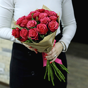 Букет 19 малиновых роз (50 см) в Москве