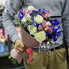 Букет из роз, орхидей и ирисов в Москве