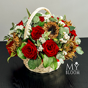Корзина с розами и золотыми подсолнухами (30 см) в Москве