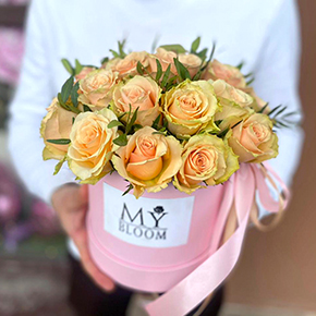 Персиковые розы в шляпной коробке в Москве