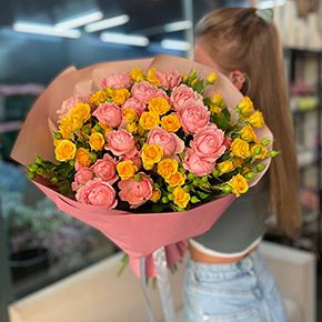 Микс кустовых и пионовидных роз (50 см) в Москве