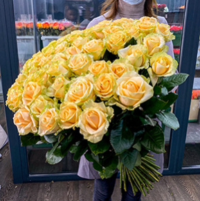 75 персиковых роз (70 см) в Москве