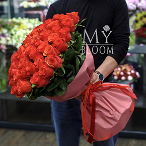 Букет 51 коралловая роза (60 см) в Москве
