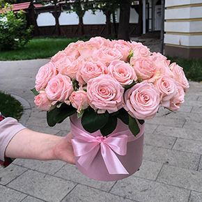 Коробочка с кустовыми розами в Москве