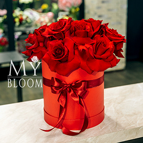 19 красных роз Эквадор в шляпной коробке (35 см) в Москве