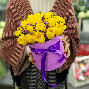 Тюльпаны в шляпной коробке в Москве