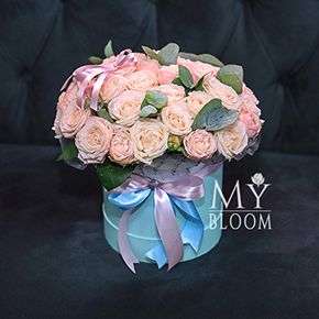 Нежные кустовые розы в шляпной коробке (28 см) в Москве