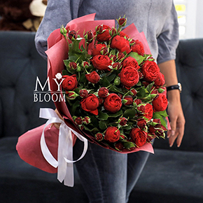 Букет из кустовых пионовидных роз Ред Пиано (50 см) в Москве