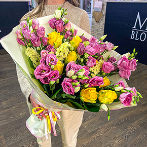 Микс желтых роз и розовых эустом (50 см) в Москве