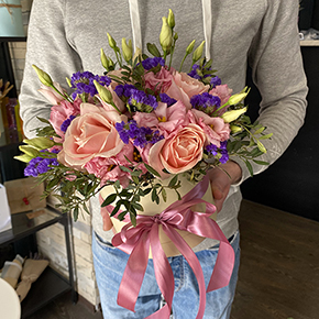 Букет из роз и эустом в шляпной коробке в Москве