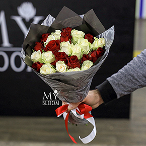 Букет из 25 красных и белых роз (40 см) в Москве