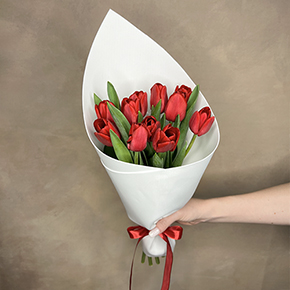 Букет 11 рубиновых тюльпанов в Москве
