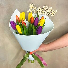 Букет из 11 ярких тюльпанов к 8 марта в Москве